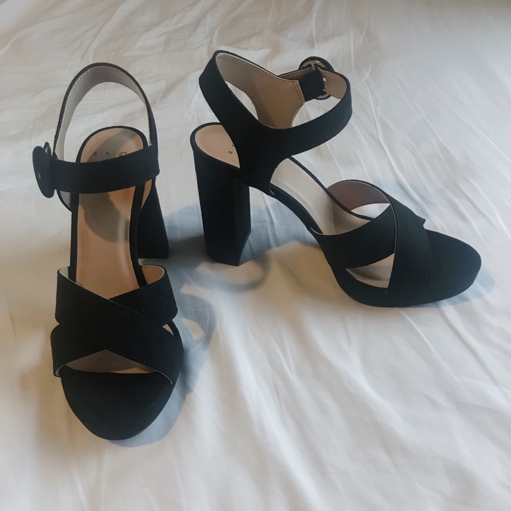 NWOT Fiona Crossband Platform Ankle Strap Sandals